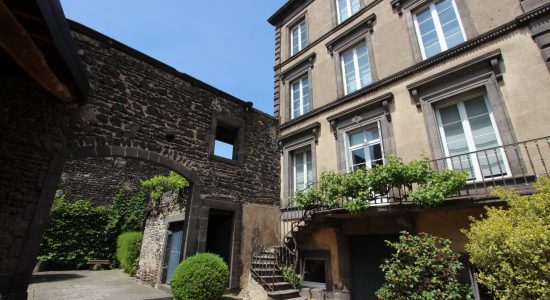 Clos-Beaumont-facade-pierre-authentique